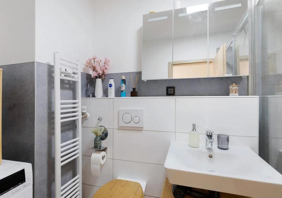 Charmentes Privatzimmer Mit Kueche, Naturgebiet 뒤셀도르프 외부 사진